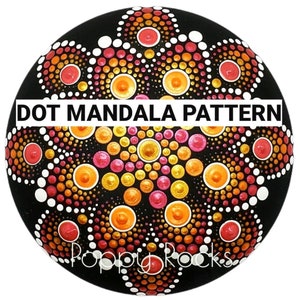 Puede incluir: Una piedra negra con un patrón de mandala de puntos de colores. El patrón presenta puntos blancos, naranjas, amarillos y rosas dispuestos en un diseño circular. El texto "DOT MANDALA PATTERN" está escrito en la parte superior de la piedra.