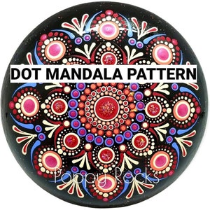 Könnte beinhalten: Ein schwarzer Stein mit einem bunten Punkt-Mandala-Muster, das darauf gemalt ist. Das Muster besteht aus roten, orangefarbenen, rosa, blauen und weißen Punkten. Der Text "DOT MANDALA PATTERN" ist in weißen Buchstaben oben auf dem Stein geschrieben.