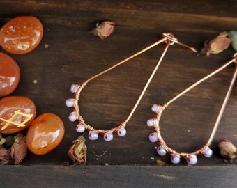 Rosa glaspärlorörhängen i koppar, koppartrådsörhängen, rosa smycken, hippieörhängen, boho, dingelörhängen, droppformade örhängen