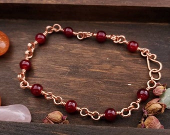 Braccialetto di perline di vetro rosso, braccialetto di rame, gioielli in rame, braccialetto di colore rosso, braccialetto boho, braccialetto di perline rosse.