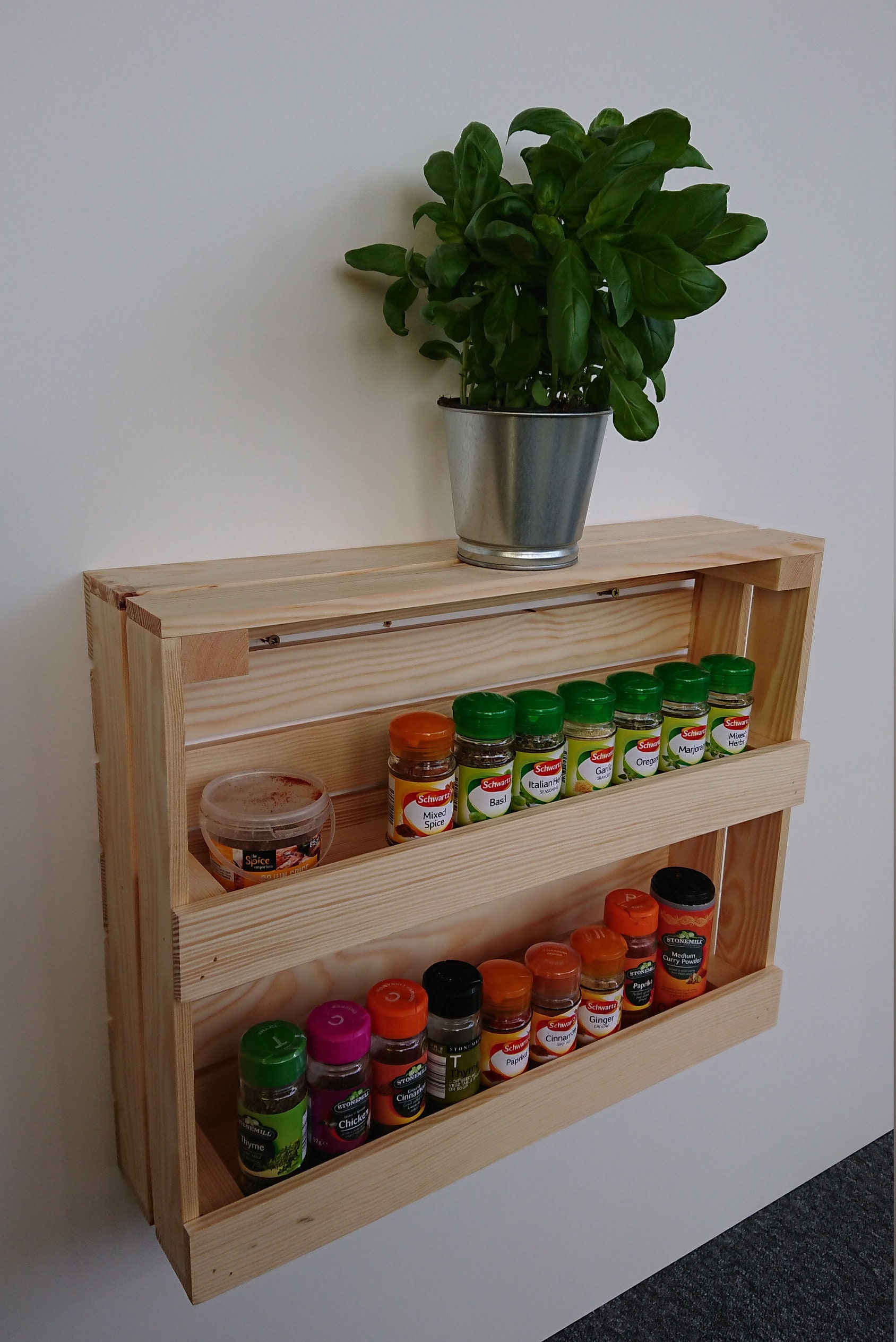 estantes con cajones de manzana