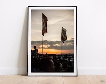 Poster con bandiere al tramonto del festival di Glastonbury / Arte murale Worth Farm / Decorazione per festival musicali / Poster hippie / Decorazione murale per festival