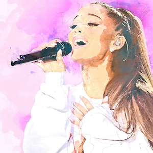 Puede incluir: Una pintura de acuarela de una mujer cantando en un micrófono. Lleva una camisa blanca y tiene el pelo largo y castaño. El fondo es de un rosa suave.