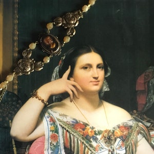 Peut inclure: Une femme vêtue d'une robe colorée à motifs floraux porte un collier en or et un bandeau de tête en perles dorées et brunes avec un camée.