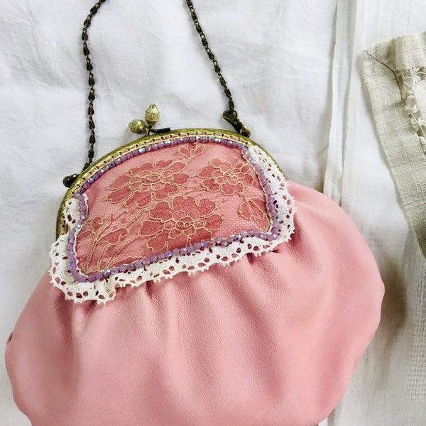 Petit sac aumônière en cuir rose  pâle et dentelle lilas