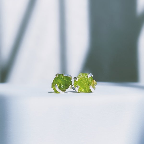 AYAO - Raw Peridot Gemstone Stud Earrings