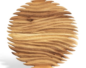Könnte beinhalten: Eine Wandskulptur aus Holz mit einem wellenförmigen, organischen Design. Die Skulptur ist aus hellbraunem Holz gefertigt und hat ein natürliches, rustikales Aussehen.