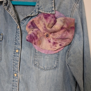 Übergroße lila Hand gefärbte Blumen Brosche