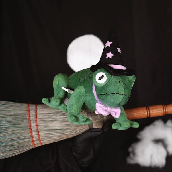 Sapo de peluche de bruja