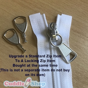 以下が含まれることがあります： 白いジッパーに銀色のロック付きスライダーと銀色の鍵が2つ付いています。標準的なジッパーアイテムを、同時に購入したロック付きジッパーアイテムにアップグレードします。これは別々のアイテムではありません。単独で購入しないでください。Cuddlz Shop.