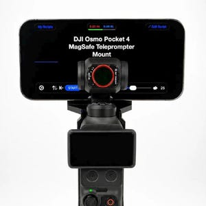 Pode incluir: Um suporte de teleprompter MagSafe preto para DJI Osmo Pocket 4 fixado a um gimbal de câmara portátil. Um smartphone está montado horizontalmente no topo, exibindo o texto DJI Osmo Pocket 4 MagSafe Teleprompter Mount no ecrã.