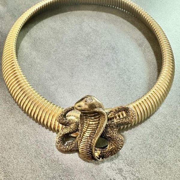 Collana vintage con ciondolo a forma di serpente cobra color oro Omega