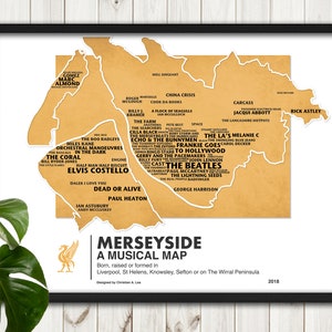 Könnte beinhalten: Eine beigefarbene Karte der Region Merseyside in England mit den Namen von Musikern und Bands aus der Gegend, die in Schwarz gedruckt sind. Die Karte trägt den Titel "Merseyside A Musical Map" und enthält den Text "Born, raised or formed in Liverpool, St Helens, Knowsley, Sefton or on The Wirral Peninsula". Das Jahr 2018 ist in der rechten unteren Ecke gedruckt.