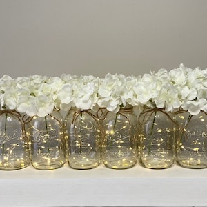 Juego de 6 tarros de albañil iluminados, centro de mesa de boda, hortensias blancas, decoración rústica de mesa de boda, tarros de albañil de un cuarto de galón iluminados