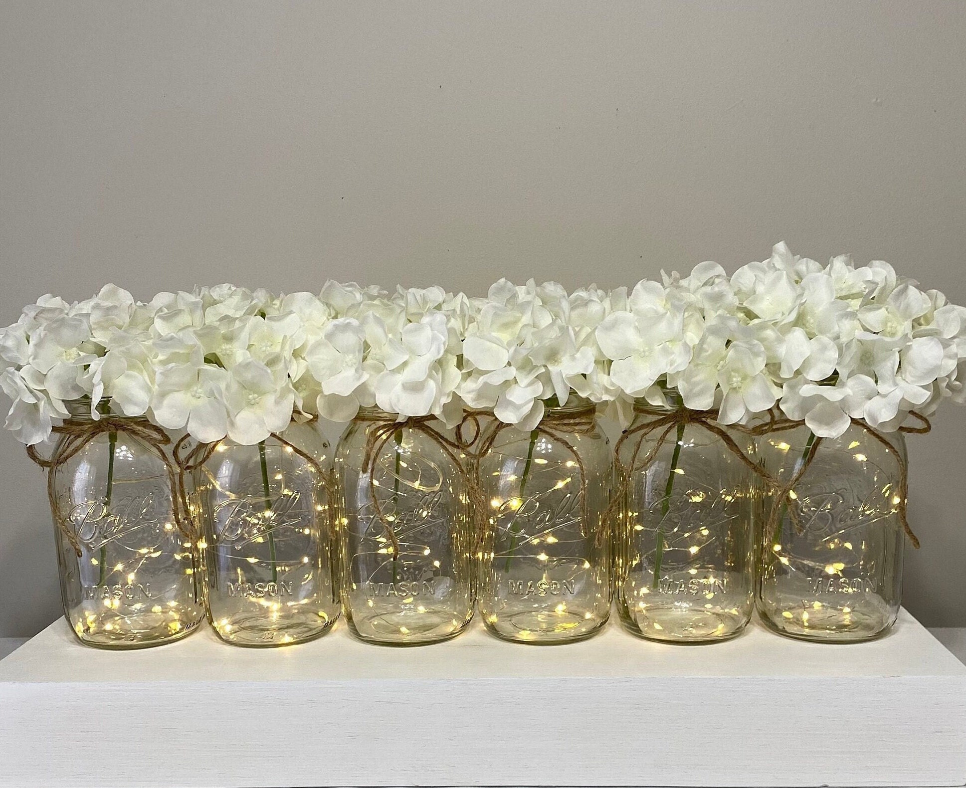Centro de mesa iluminado con hortensias blancas y tarro de cristal,  decoración rústica para bodas. - Etsy México, image size:1937x1580