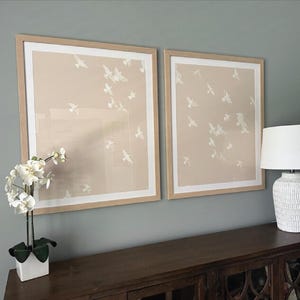 Lot de 2 impressions d'oiseaux en vol, beige et blanc, art mural, téléchargement imprimable, impression de pigeon, affiche de décoration neutre, oiseaux en vol