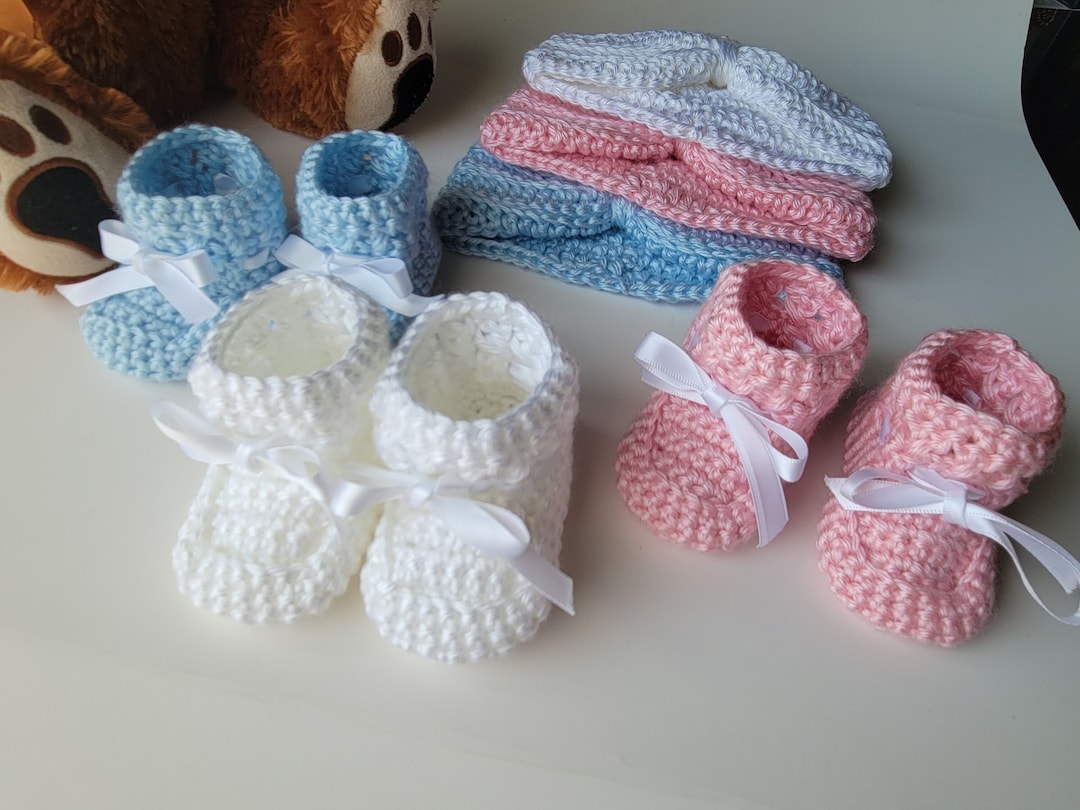 Crochet Newborn Hat and Booties Set – Baby Shower Gift - Etsy