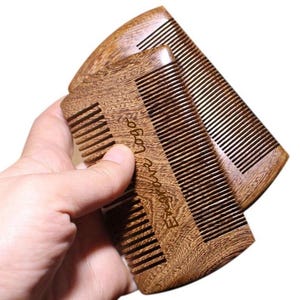 Logotipo personalizado personalizado - Pente de sândalo dourado feito à mão com dois lados para cuidados com o cabelo/barba, escova de cabelo e ferramenta de higiene