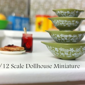 Juego de cuencos de Pyrex blancos sobre verde con flores de primavera de Cenicienta - Miniatura para casa de muñecas a escala 1:12