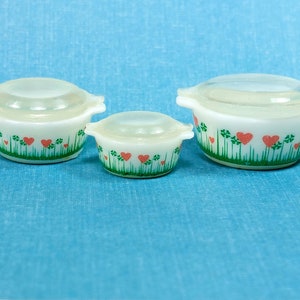 Pyrex Lucky in Love Bakeware - This is a 1:12 Dollhouse Miniature