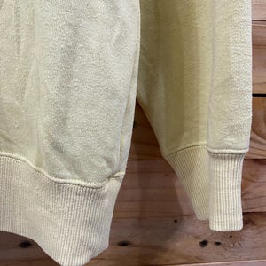 K&ouml;nnte beinhalten: Ein hellgelber Pullover mit gerippten B&uuml;ndchen und Saum. Der Pullover ist aus einem weichen, bequemen Stoff.