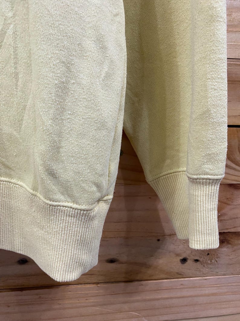 K&ouml;nnte beinhalten: Ein hellgelber Pullover mit gerippten B&uuml;ndchen und Saum. Der Pullover ist aus einem weichen, bequemen Stoff.