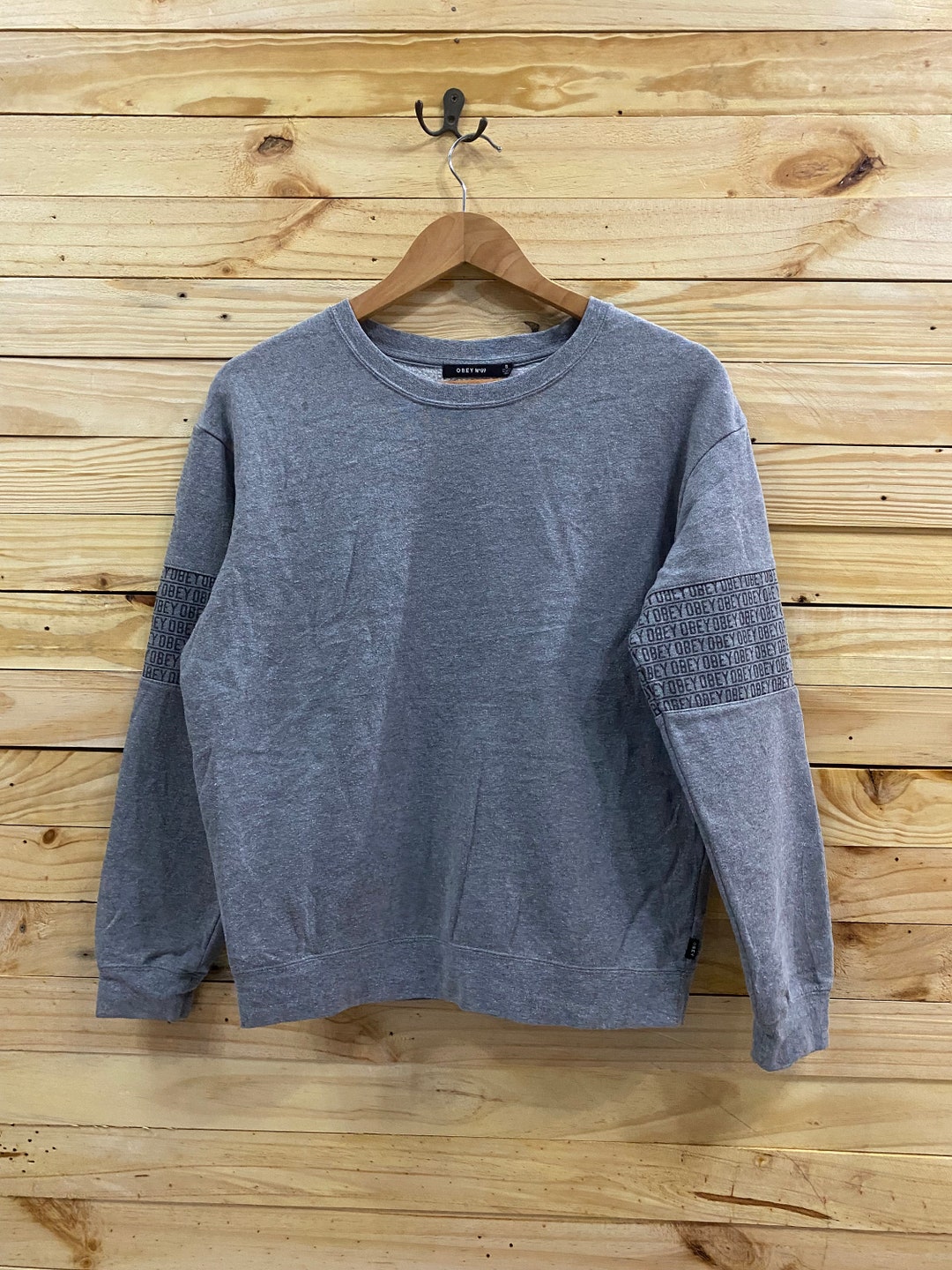 OBEY スクリプト レター クルーネックスウェットシャツ サイズ S、M に 
