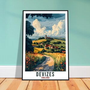 Puede incluir: Una impresión artística enmarcada que presenta un paisaje de Devizes, Inglaterra, al estilo acuarela. La obra muestra un camino sinuoso a través de un campo de flores silvestres, que conduce a un pueblo con una iglesia. El cielo está lleno de nubes. La impresión está en un marco negro.