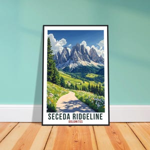 Puede incluir: Una impresión artística enmarcada que presenta una vista panorámica de la cresta de Seceda en los Dolomitas. La obra de arte representa un camino sinuoso a través de un prado de flores silvestres que conduce a picos montañosos imponentes y escarpados bajo un cielo azul. Incluye el texto "Seceda Ridgeline Dolomites."