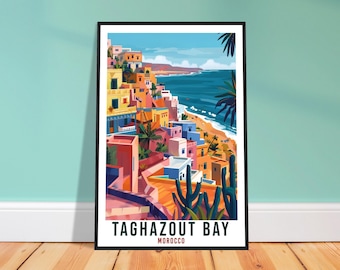 Puede incluir: Una impresión artística enmarcada que presenta una colorida ilustración de Taghazout Bay, Marruecos. La obra de arte representa una ciudad costera con edificios en tonos naranja, amarillo y azul, sobre un mar y cielo turquesa. El texto "TAGHAZOUT BAY MOROCCO" está en la parte inferior.