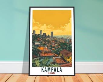 Puede incluir: Una impresión artística enmarcada de Kampala, Uganda, con un paisaje urbano bajo un cielo amarillo. La impresión muestra edificios, árboles y tejados, con el nombre de la ciudad y el país en la parte inferior. La obra de arte se exhibe contra una pared turquesa.
