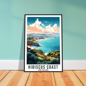 Puede incluir: Un cuadro enmarcado de la costa de Hibiscus en Nueva Zelanda. La obra de arte representa un paisaje costero con un mar turquesa, acantilados y una ciudad a lo lejos. El cielo es azul con nubes. El texto dice 'Hibiscus Coast'.