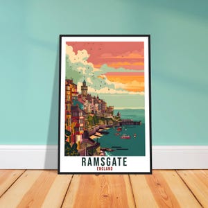 Puede incluir: Una impresión artística enmarcada de Ramsgate, Inglaterra, con una colorida escena costera. La obra de arte muestra edificios en tonos rojos, amarillos y naranjas, un muelle y barcos en el agua. El cielo muestra una vibrante puesta de sol con rosas, naranjas y azules. El texto "RAMSGATE ENGLAND" está en la parte inferior.