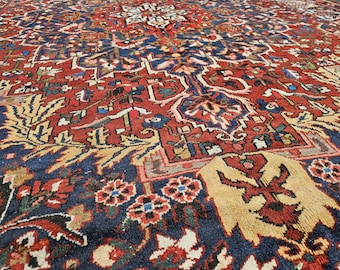 Può includere: Primo piano di un tappeto persiano con un motivo complesso. Il tappeto presenta un campo centrale rosso intenso con disegni intricati in blu navy, beige e tocchi di verde e oro. Il bordo è blu navy scuro con motivi floreali.