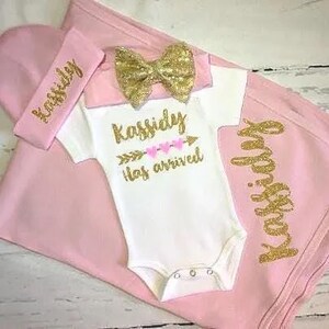 Conjunto de atuendo personalizado para niña recién nacida, la niña ha llegado, nombre personalizado y diseño de "Ha llegado" con corazones, regalo de atuendo para volver a casa