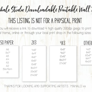 Op de afbeelding: Een witte tekstbox met de titel "Mahalo Studio Downloadable Printable Wall Art" en de tekst "THIS LISTING IS NOT FOR A PHYSICAL PRINT". Onder de titel staat een beschrijving van het product, dat een downloadbare, afdrukbare wandkunst is. De beschrijving geeft aan dat de koper een link ontvangt om vier hoogwaardige 300 dpi JPEG's te downloaden om thuis, online of via een lokale printshop te printen. De beschrijving somt ook de verschillende formaten op die beschikbaar zijn voor de afdrukbare wandkunst, die zijn gecategoriseerd als "ISO Paper", "2x3", "4x3" en "Other".