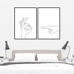 Puede incluir: Dos impresiones enmarcadas en negro con dibujos de manos minimalistas. La impresi&oacute;n de la izquierda muestra una mano haciendo el signo de OK. La impresi&oacute;n de la derecha muestra una mano apuntando hacia la derecha.