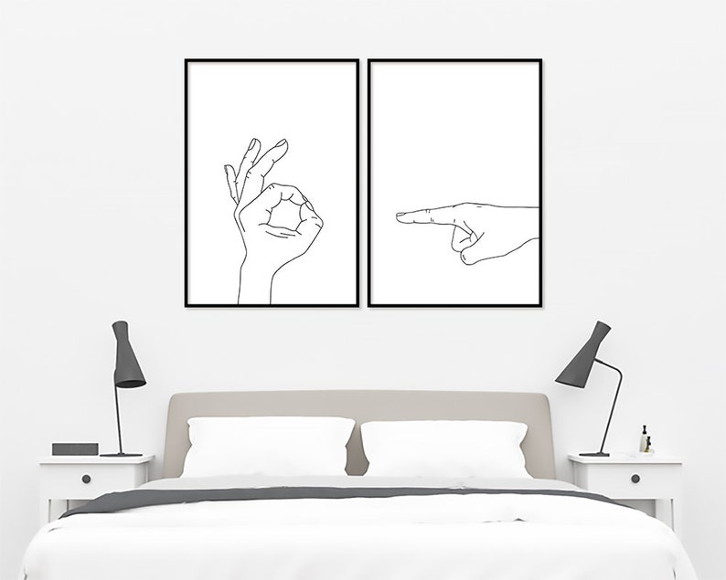 Puede incluir: Dos impresiones enmarcadas en negro con dibujos de manos minimalistas. La impresi&oacute;n de la izquierda muestra una mano haciendo el signo de OK. La impresi&oacute;n de la derecha muestra una mano apuntando hacia la derecha.