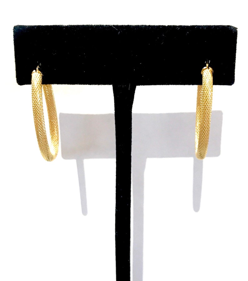 14kt Yellow Gold Textured 31mm-18mm Oval Hoop Earring with White Gold Latch Closure Modern Design Free Shipping Valentine/'s gift