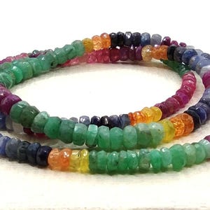 Könnte beinhalten: Eine mehrfarbige Edelsteinkette mit einer Vielzahl von Farbtönen, darunter Grün, Rot, Blau und Orange. Die Kette besteht aus kleinen, abgerundeten Perlen und ist ein auffälliges Accessoire.