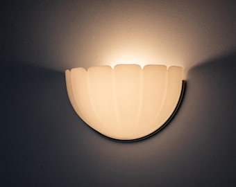 グラスヒュッテ・リンブルフ（ドイツ）製のオパールガラス製シェル型ウォールライト5個のうち1個、1970年代