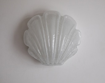 1970年代、ドイツのグラスヒュッテ・リンブルグ作の氷ガラス製の大型シェル型ウォールライト4個のうちの1個