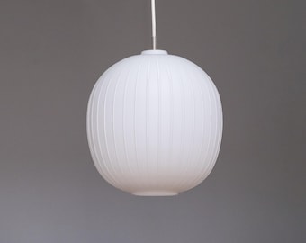 Lámpara colgante de cristal opalino «Bologna» de Aloys Gangkofner para Peill & Putzler, Alemania, década de 1950