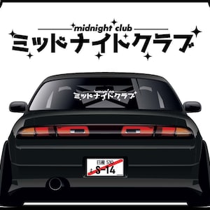 Puede incluir: Un coche negro con una pegatina en la luneta trasera que dice "midnight club ミッドナイトクラブ". El coche tiene una matrícula que dice "日産 530 S-14".