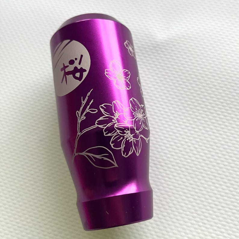 Pomello del cambio con motivo a fiori di ciliegio Sakura, pomello del cambio in alluminio inciso per auto JDM, leva del cambio, leva del cambio Purple