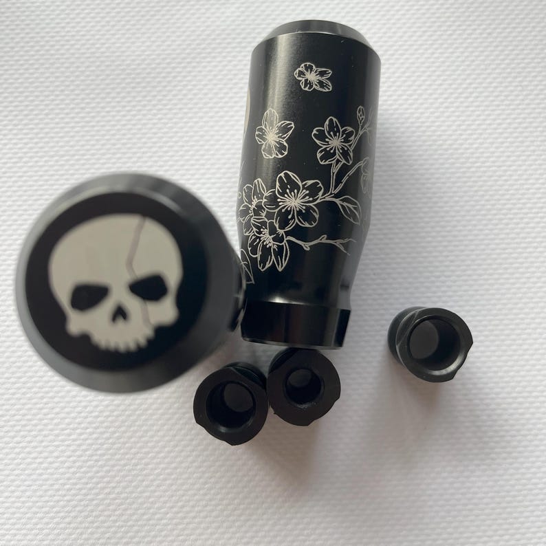 Pomello del cambio con motivo a fiori di ciliegio Sakura, pomello del cambio in alluminio inciso per auto JDM, leva del cambio, leva del cambio Black
