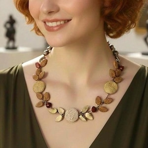 Jordfärgat statementhalsband vävt med lavasten, ädelsten och koppartråd