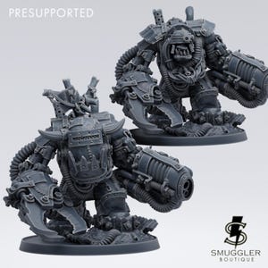 Puede incluir: Dos miniaturas de plástico grises y detalladas de orkos con grandes armas y brazos mecánicos. Los orkos están de pie sobre una base gris. El texto "PRESUPPORTED" está en la esquina superior izquierda de la imagen.