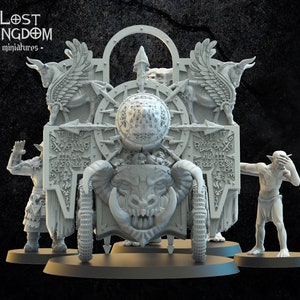 Op de afbeelding: Een grijze, gedetailleerde miniatuur van een kar met wielen die wordt getrokken door een gehornd, gevleugeld wezen. De kar is versierd met runen en symbolen. Twee figuren, een met een opgeheven hand en de andere met een hand voor hun ogen, staan aan weerszijden van de kar.