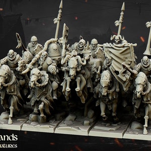 Może przedstawiać: Grupa 10 szkieletowych rycerzy jeżdżących na szkieletowych koniach, wszyscy w zbrojach i uzbrojeni. Rycerze są ustawieni w formacji do ataku, z uniesionymi mieczami i włóczniami. Rycerze są pomalowani w szaro-białej kolorystyce, z niektórymi detalami w kolorze czarnym.